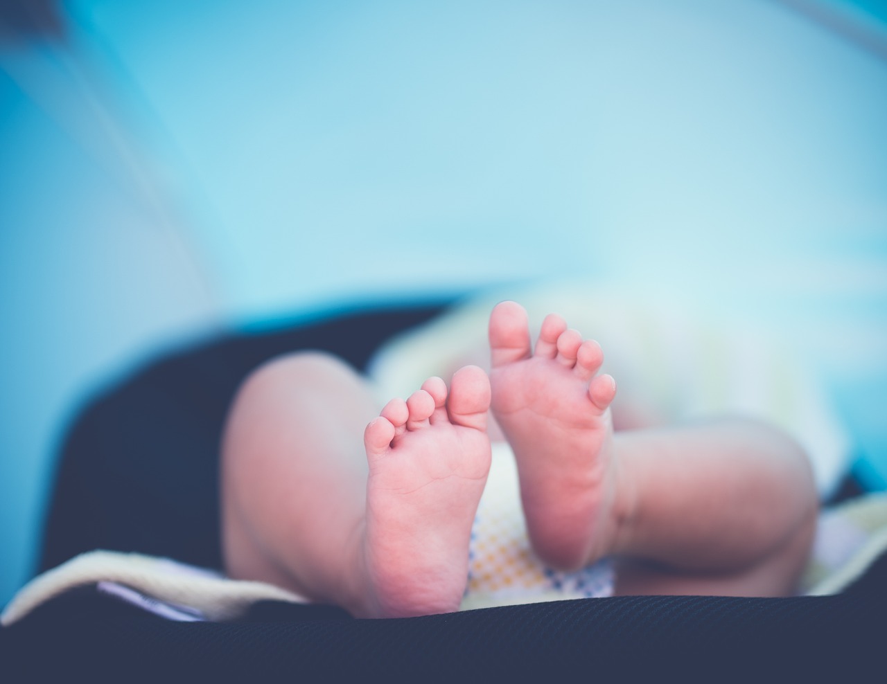 母乳孕妈供卵生的宝宝大便粘稠（母乳孕妈供卵生的宝宝大便粘稠是什么原因）